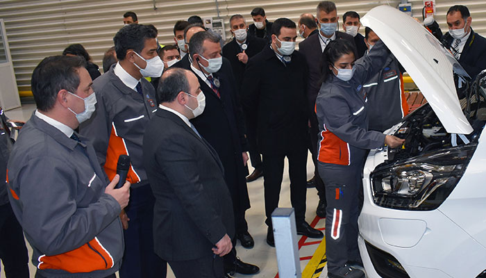 Bakan Varank, Ford Otosan Fabrikası’nda üretilecek elektrikli araçları inceledi