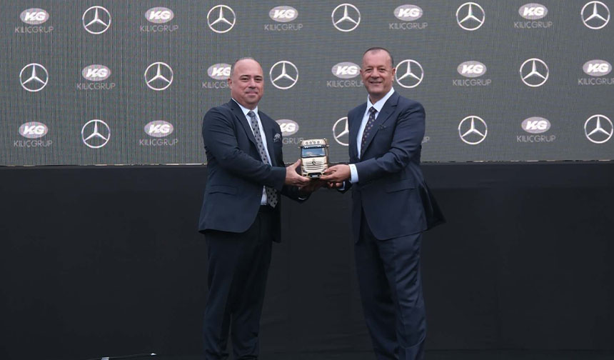 Mercedes Benz Türk Kamyon Pazarlama ve Satış Direktörü Alper Kurt ve Kılıç Grup Yönetim Kurulu Başkanı Ayhan Kılıç