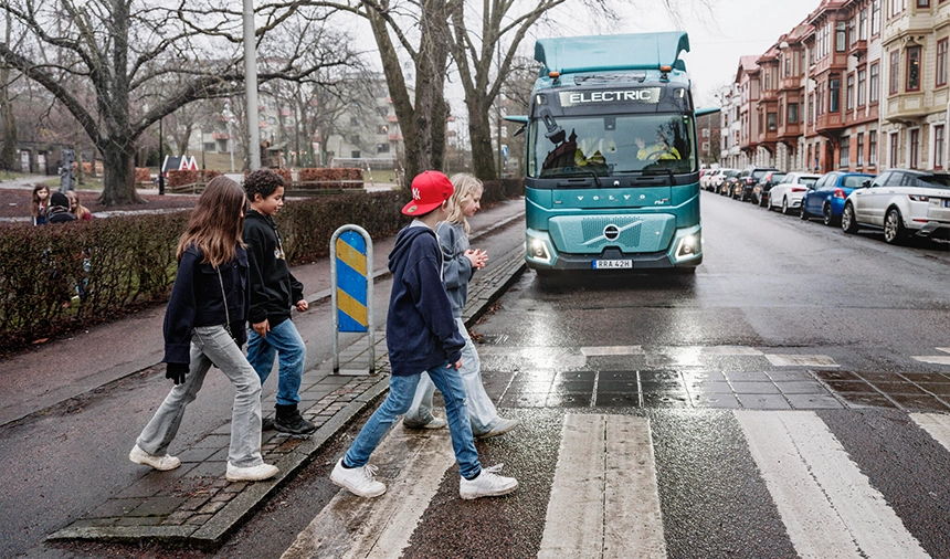 Volvo Trucks, Yeni “Safety Zones” Sistemiyle Güvenliği Otomatik Hale Getiriyor 2 Volvo Trucks’ın yeni Safety Zones teknolojisi, şehir içi trafik güvenliğini artırıyor